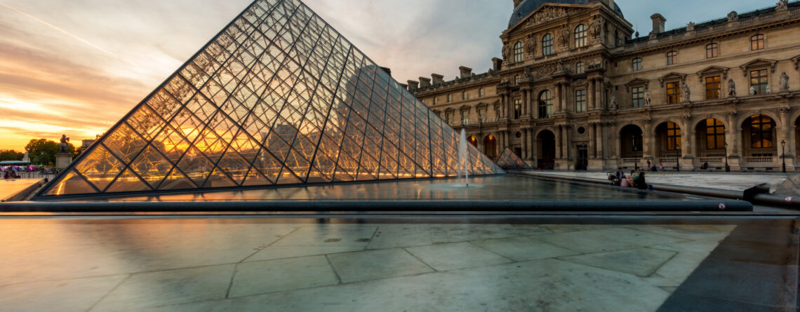 view of louvre museum in Paris